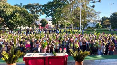 CelebraÃ§Ã£o de Domingo de Ramos em Laranjeiras do Sul reuniu centenas de fiÃ©is